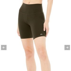 Alo yoga women 7" High-Waist Biker Short size small color Dark Olive